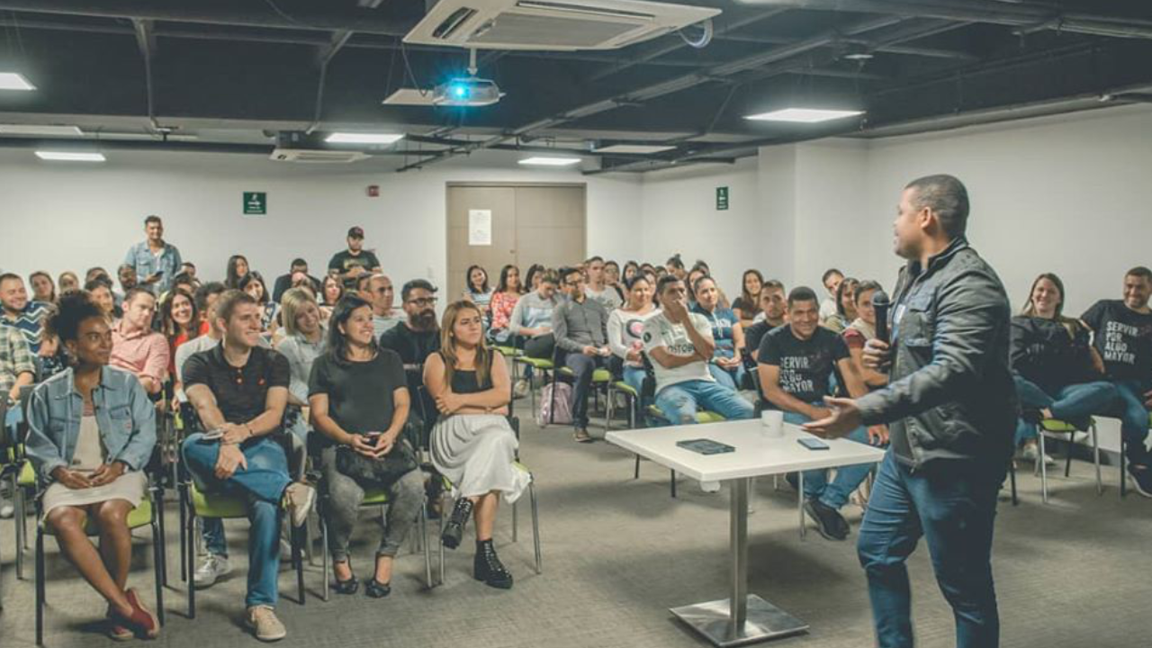 2018. Alugamos um auditório para 90 pessoas.